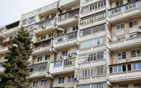 Tragedie la Buiucani. Un copil de 2 ani a căzut de la etajul doi al unui bloc de locuit
